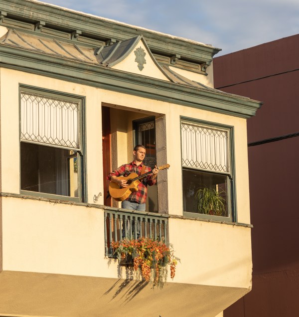 musician playing on the balcony of the redlands visitor center